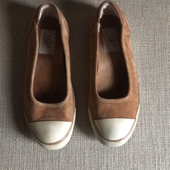 Womens like new UGG slip-on tan suede sneakers / lounge shoes. Size 6 - Picture 2 of 9